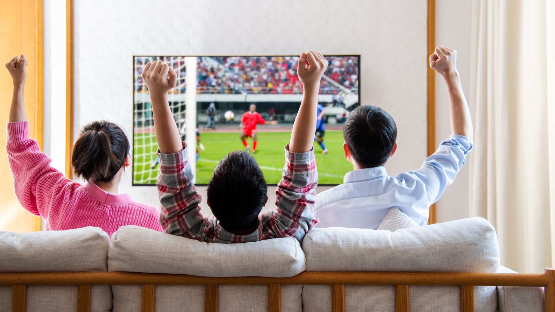 Famille qui regarde le sport en direct sur IPTV Montréal